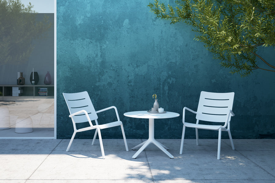 EEX Side Table by Toou, showing eex side table with chairs in live shot.