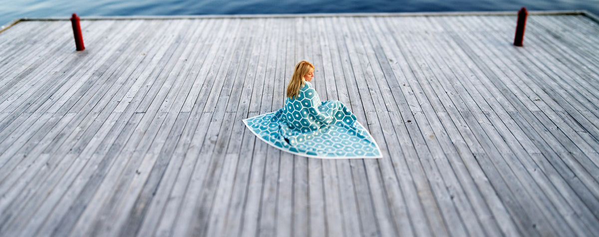 Honey Blanket by Pappelina, showing honey blanket in live shot.
