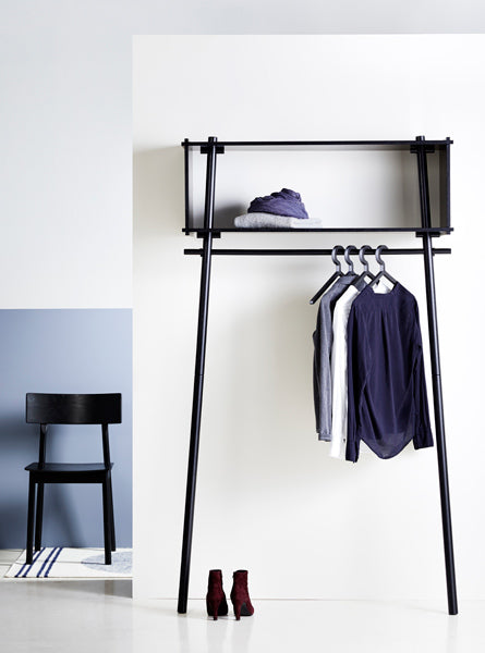 Illusion Hanger by Woud, showing hangers in live shot.