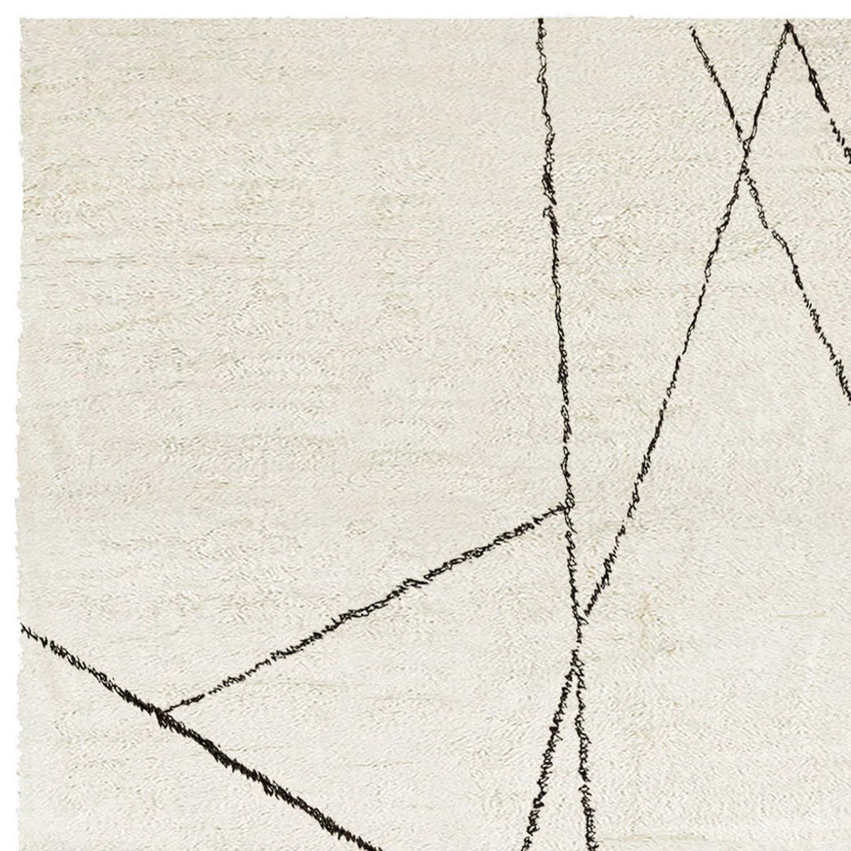 Issy Garde Shaggy IY100 Rug by Second Studio, showing closeup view of issy garde shaggy iy100 rug by second studio in cream & black.