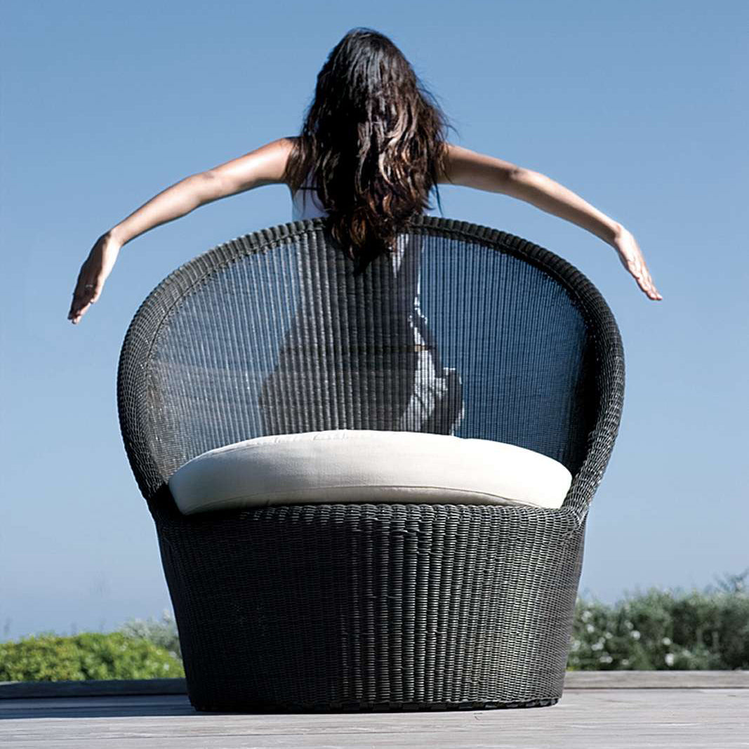 Kingston Sunchair with Wheels by Cane-Line, showing kingston sunchair with wheels in live shot.