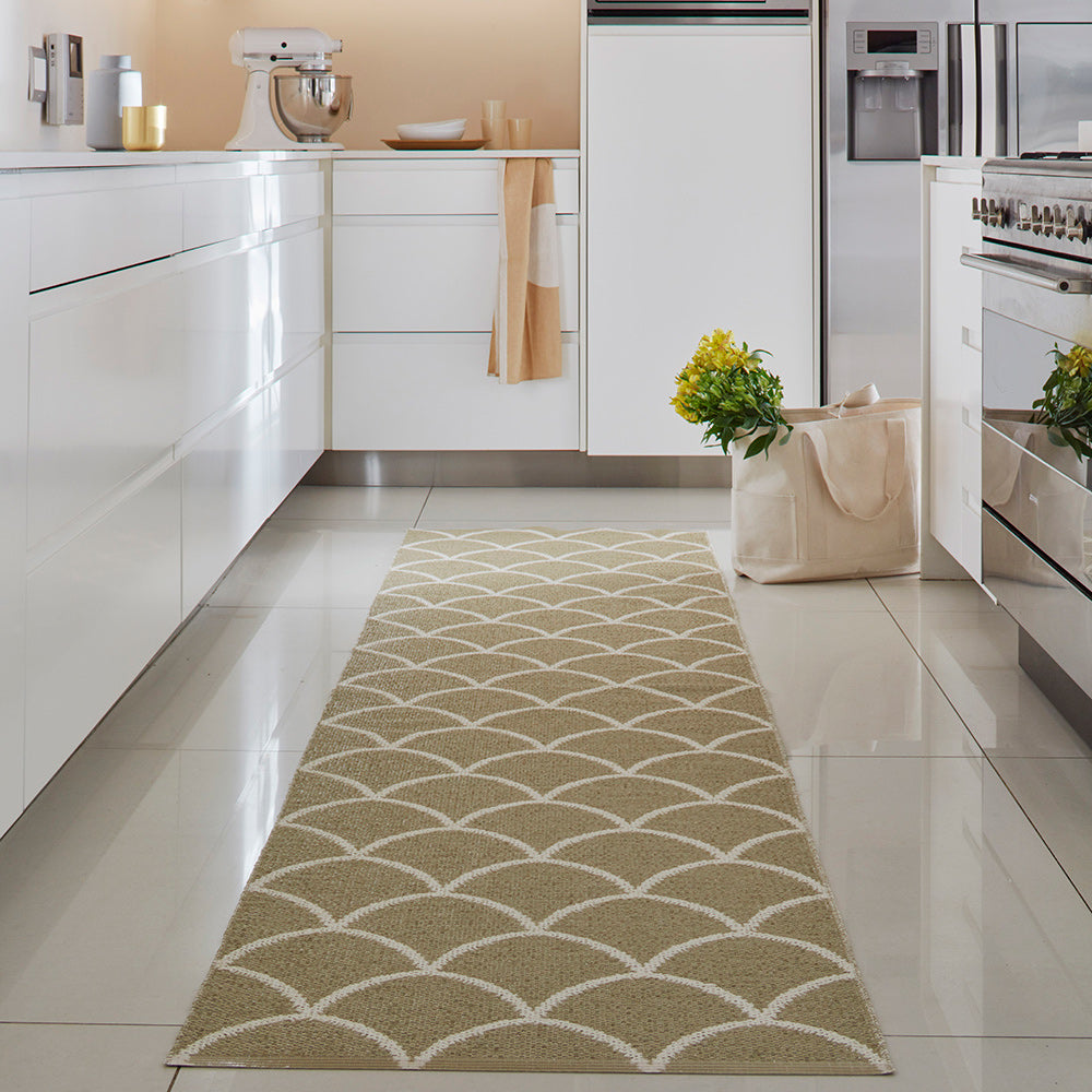 Kotte Sand & Vanilla Runner Rug by Pappelina, showing of kotte sand & vanilla runner rug in live shot.