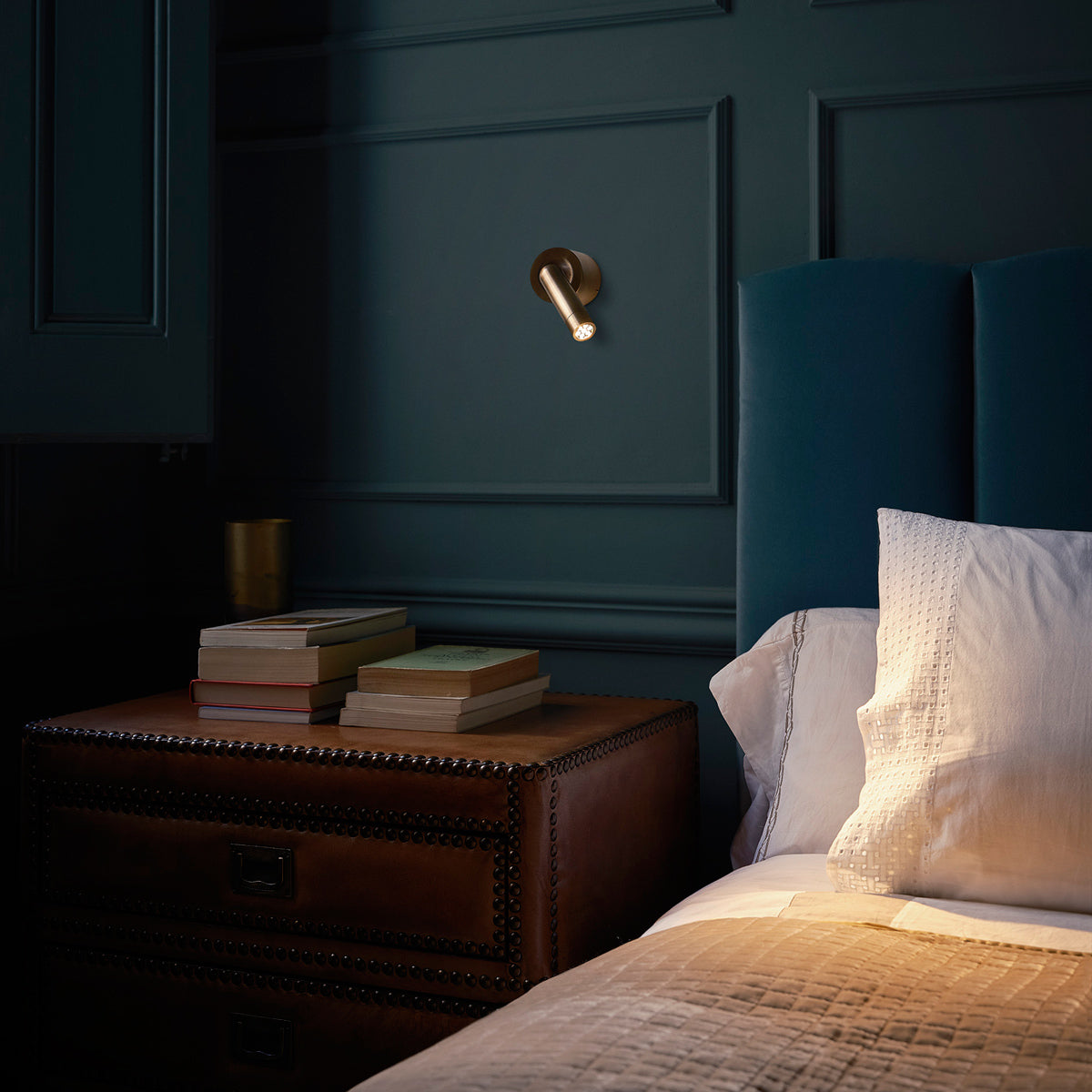 Ledtube A Reading Wall Lamp by Marset, showing ledtube a reading wall lamp in live shot.