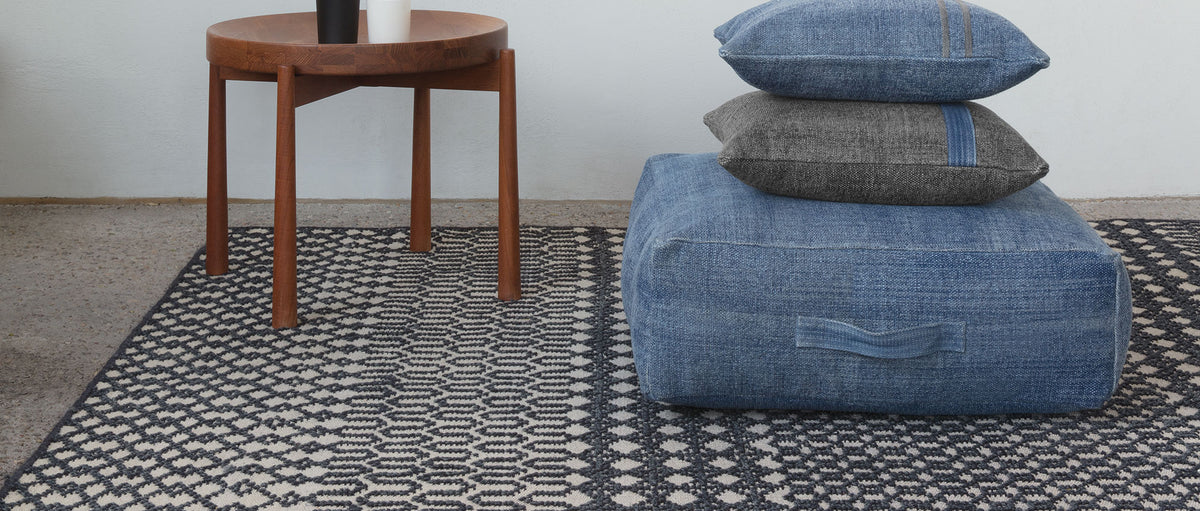 Switch 237.001.900 Hand Knotted Rug by Ligne Pure, showing switch 237.001.900 hand knotted rug in live shot.