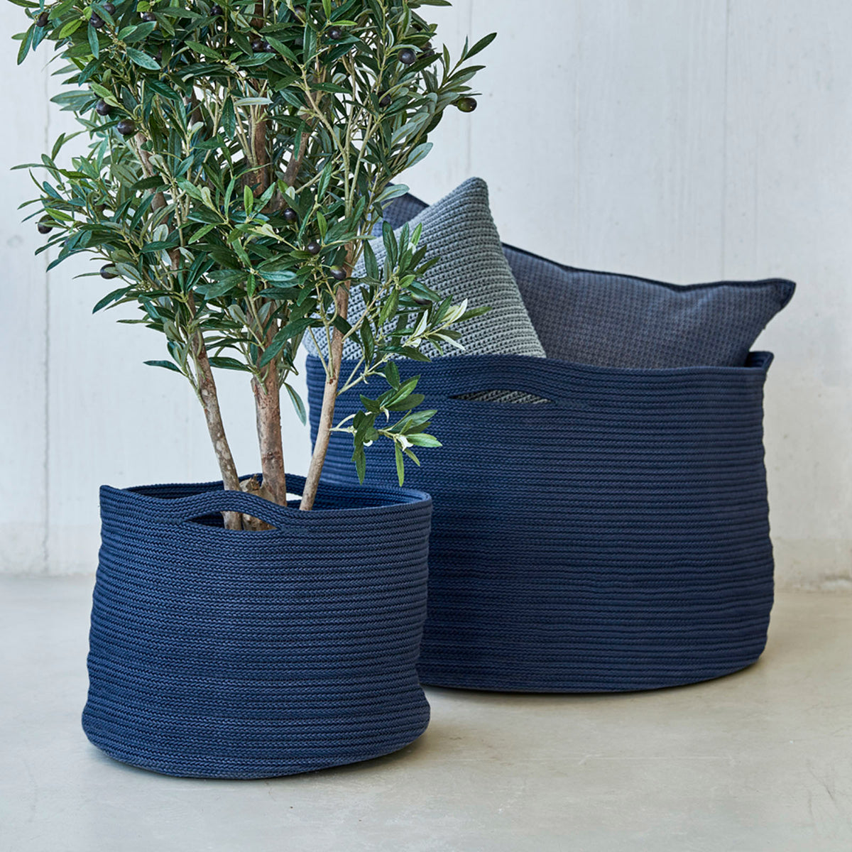 Link Scatter Cushion by Cane-Line, showing link scatter cushions in live shot.