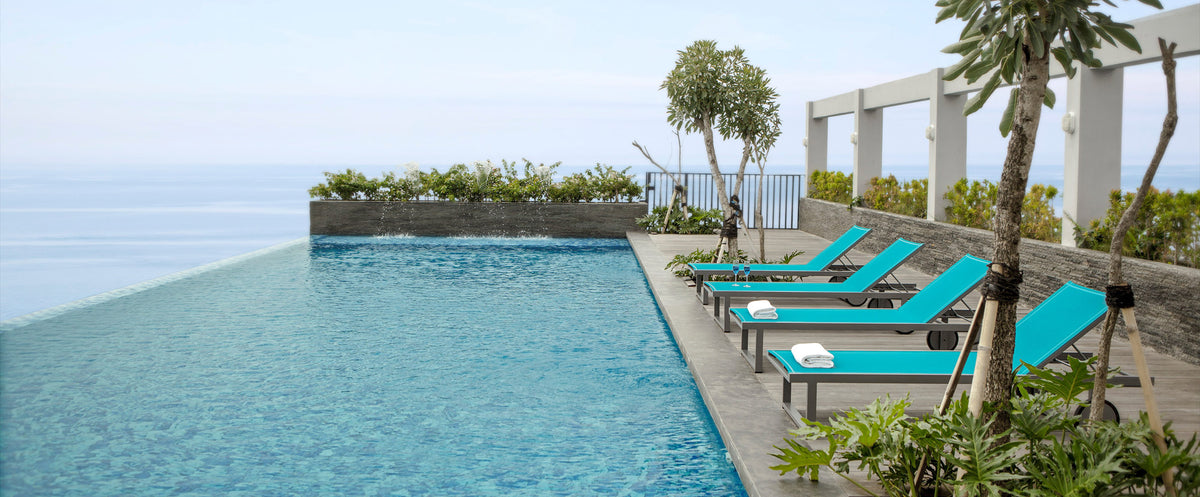 Allux Aluminum Wheels Lounger by Mamagreen, showing four loungers in live shot.