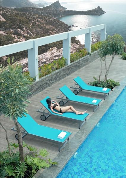 Allux Aluminum Wheels Lounger by Mamagreen, showing four loungers in live shot.