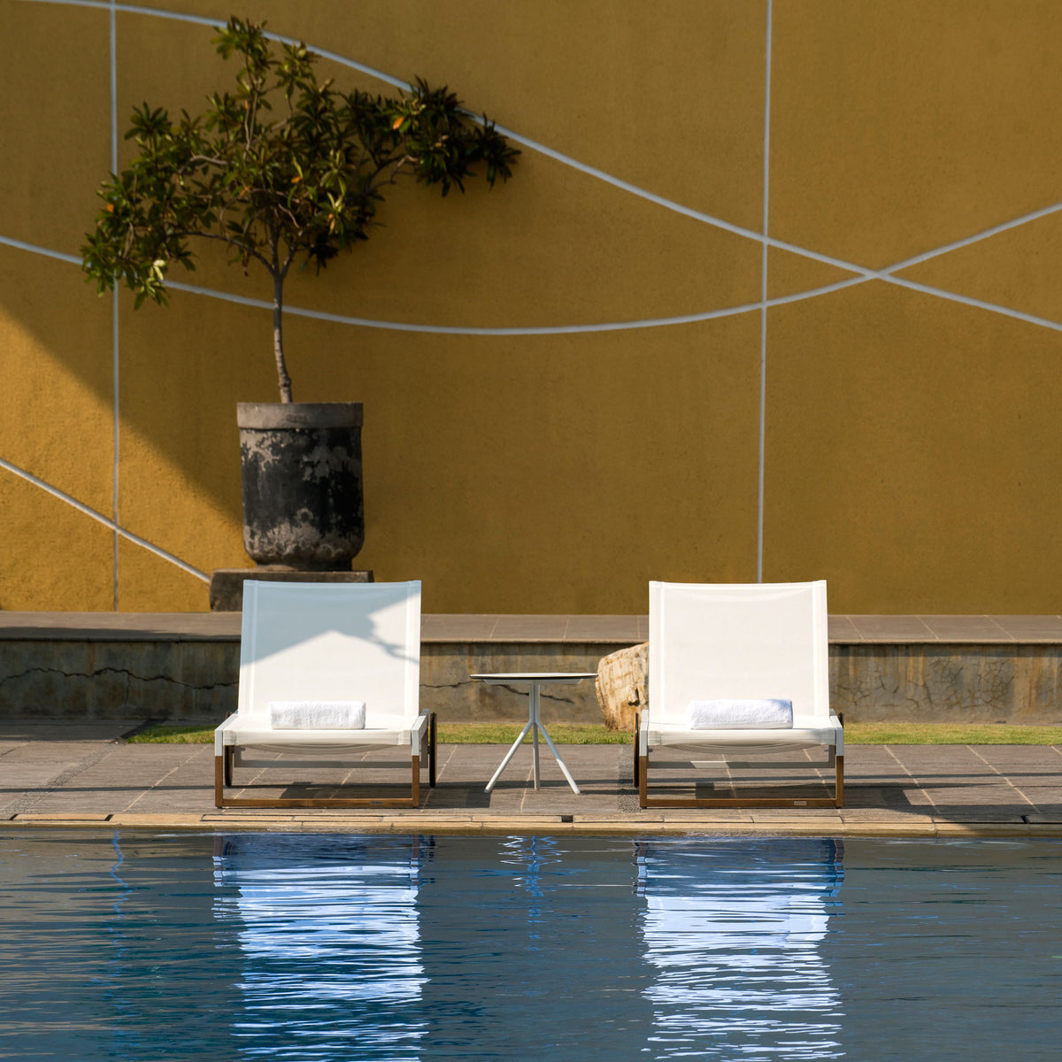 Bono HPL Aluminum Side Table by Mamagreen, showing bono hpl aluminum side table with ekka lounger in live shot.