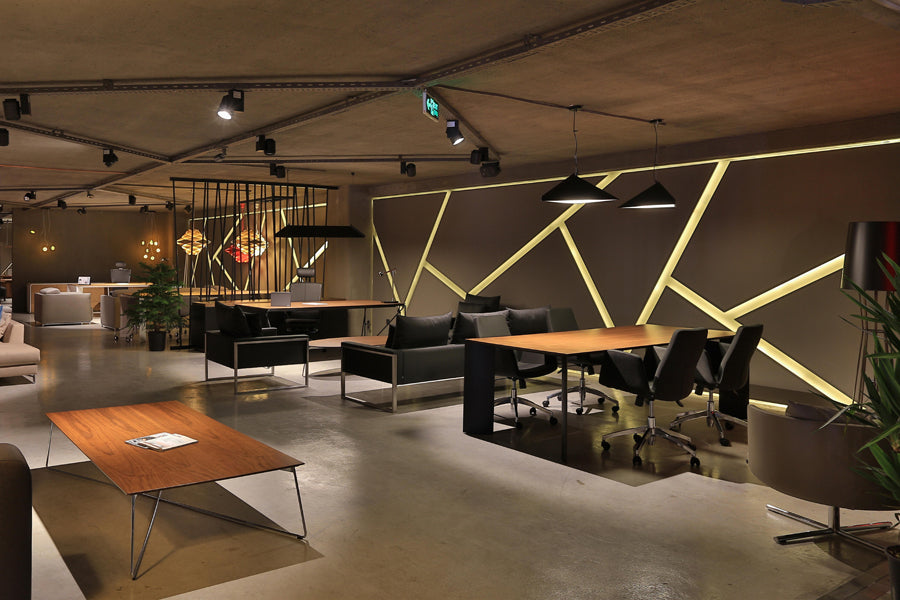 Manu Table by B&T, showing manu table with chairs in live shot.