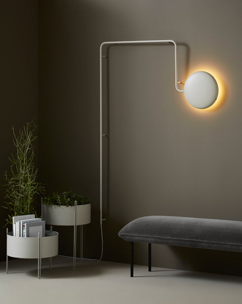 Nakki Bench by Woud, showing closeup view of nakki bench in live shot.