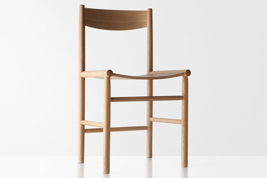 Linea Akademia Dining Chair by Nikari, showing corner view of linea akademia dining chair.