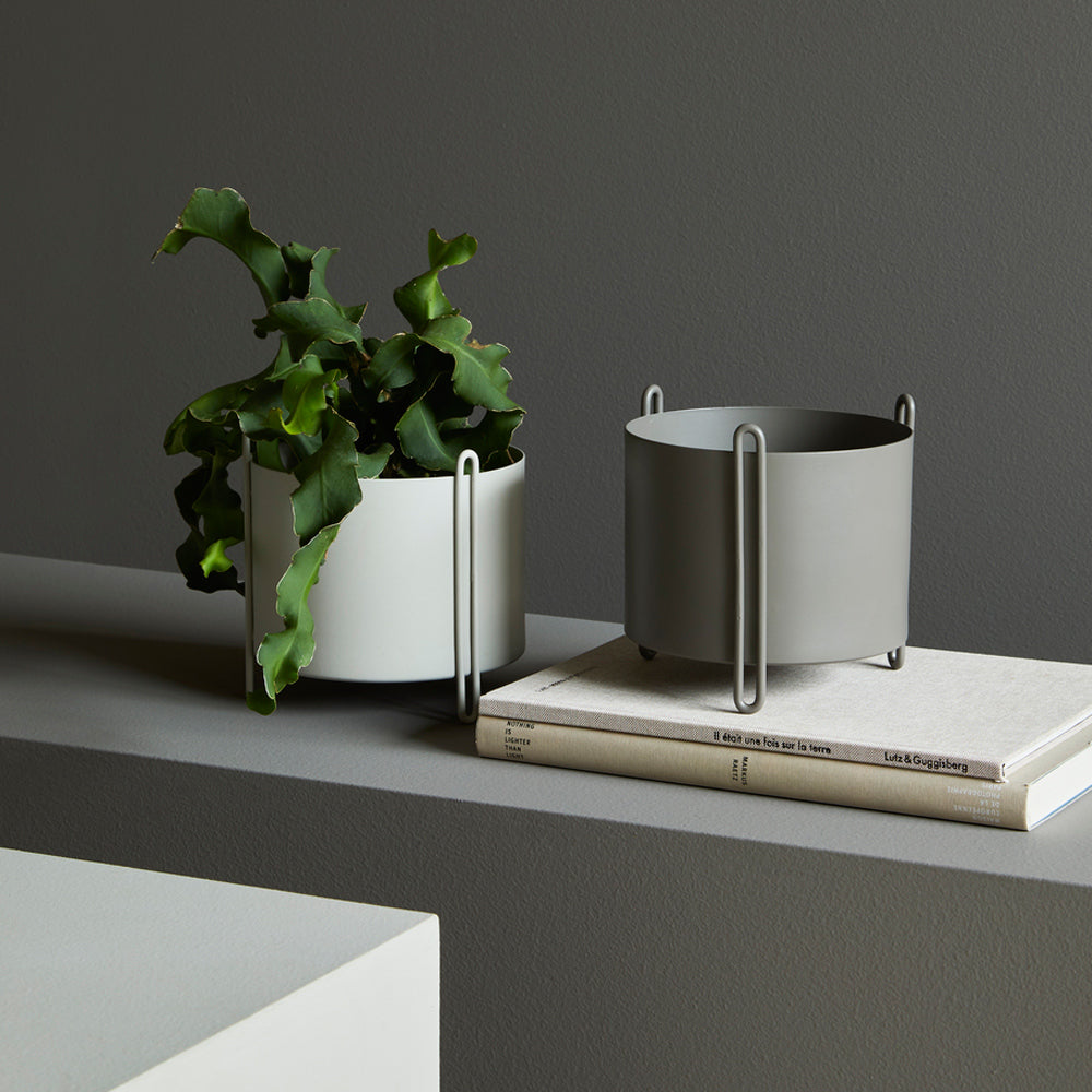 Pidestall Planter by Woud, showing planters in live shot.