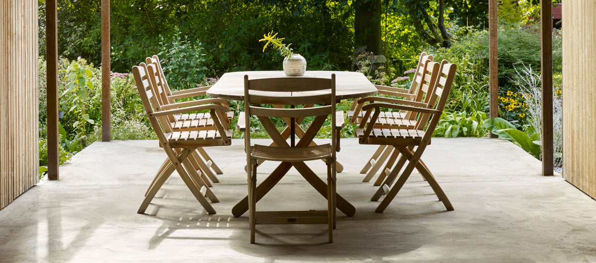 Selandia Extendable Table by Skagerak, showing selandia extendable table with chairs in live shot.