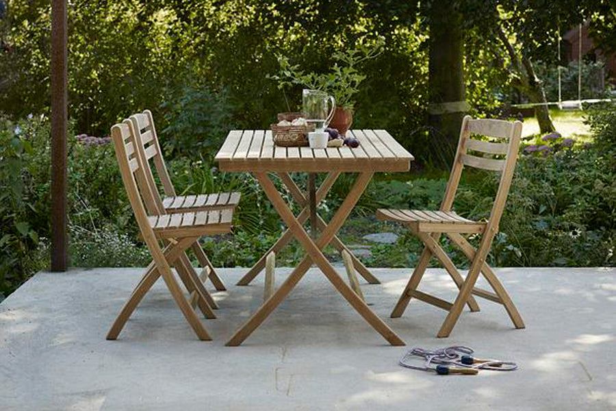 Selandia Outdoor Dining Table by Skagerak, showing selandia outdoor dining table with chairs in live shot.