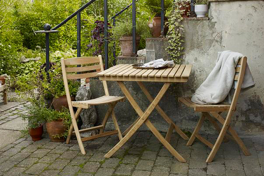 Selandia Outdoor Dining Table by Skagerak, showing selandia outdoor dining table with chairs in live shot.