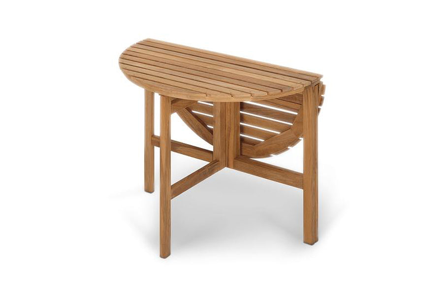 Selandia Outdoor Dining Table by Skagerak, showing selandia outdoor round dining table in teak.
