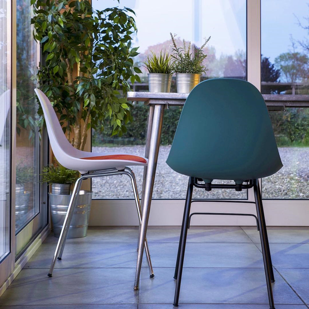 TA Side Chair Er Black Base by Toou, showing ta side chairs er chrome base in live shot.