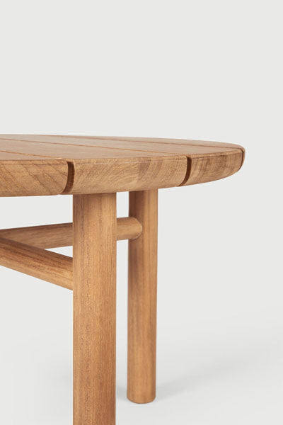 Quatro Outdoor Coffee Table by Ethnicraft, showing closeup view of teak outdoor coffee table.