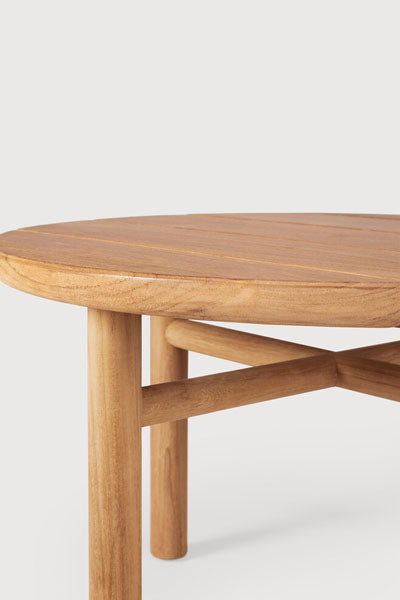 Quatro Outdoor Coffee Table by Ethnicraft, showing closeup view of teak outdoor coffee table.