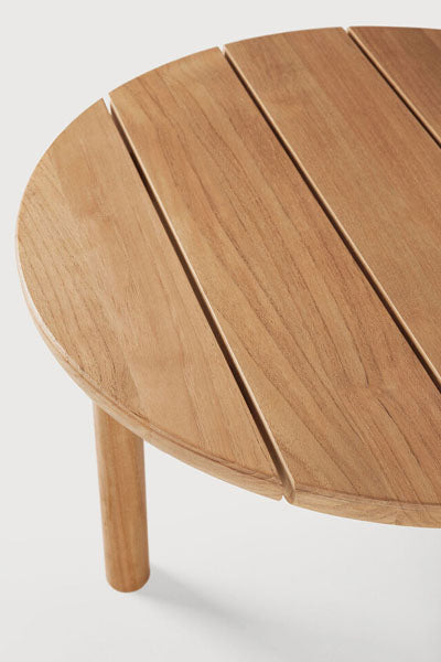 Quatro Outdoor Side Table by Ethnicraft, showing closeup view of teak side table.