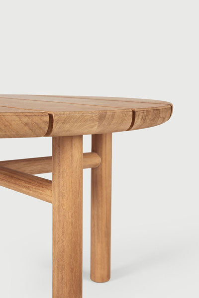Quatro Outdoor Side Table by Ethnicraft, showing closeup view of teak side table.