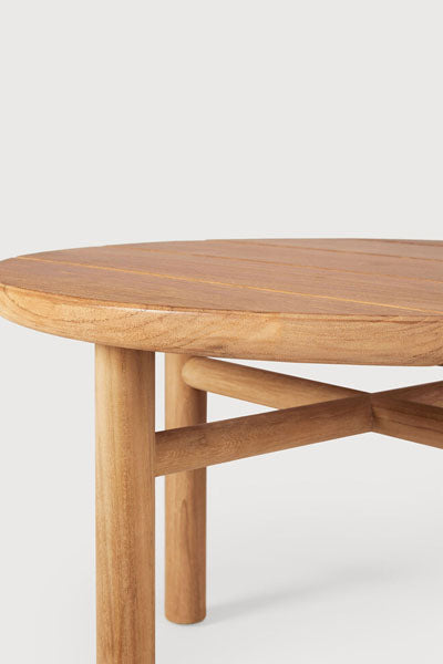 Quatro Outdoor Side Table by Ethnicraft, showing closeup view of teak side table.