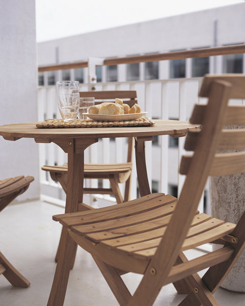 Vendia Chair by Skagerak, showing vendia chairs with table in live shot.