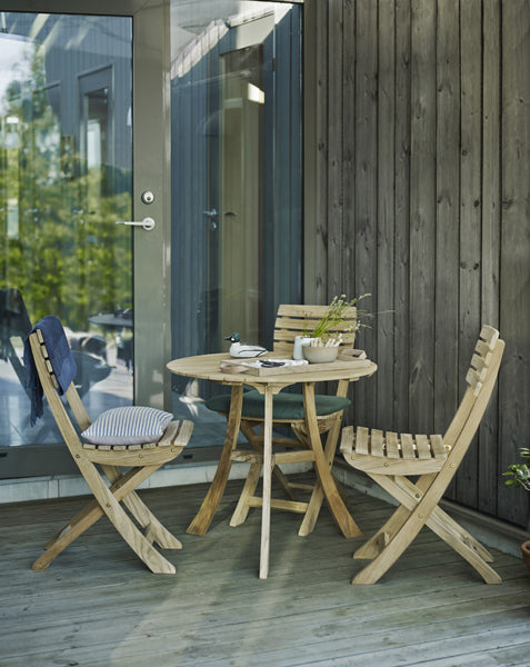 Vendia Chair by Skagerak, showing vendia chairs with table in live shot.