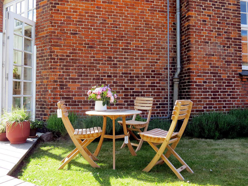 Vendia Chair by Skagerak, showing vendia chairs with table in live shot.