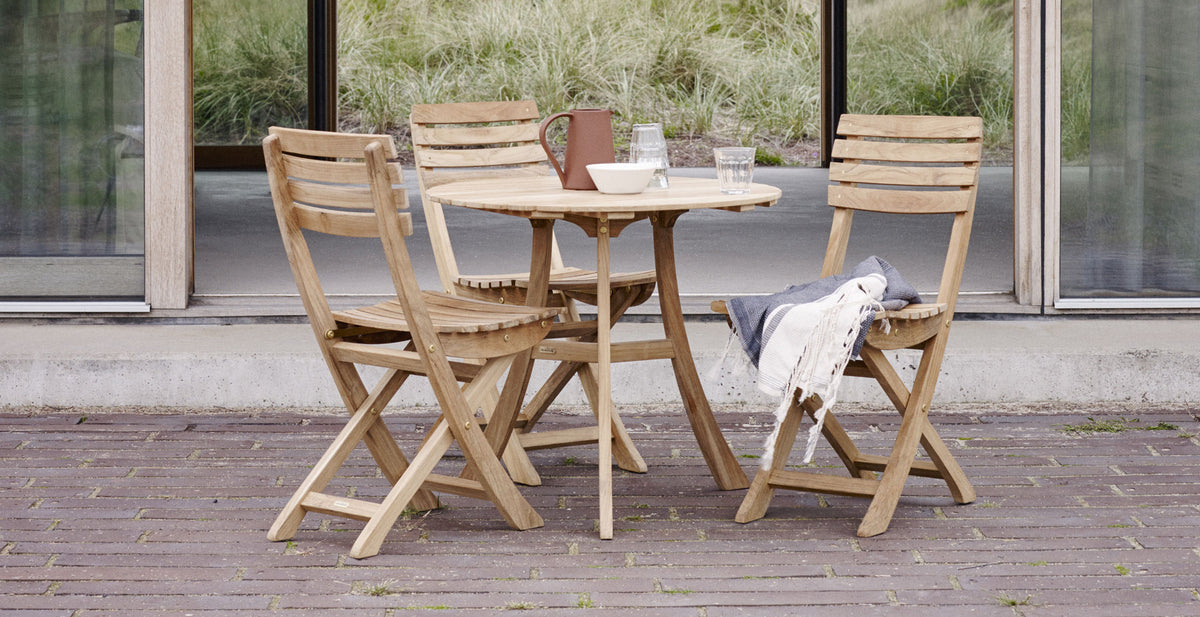 Vendia Chair by Skagerak, showing vendia chairs with table in live shot.