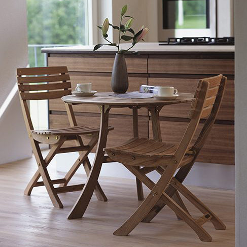Vendia Chair by Skagerak, showing vendia chairs with table in live shot.