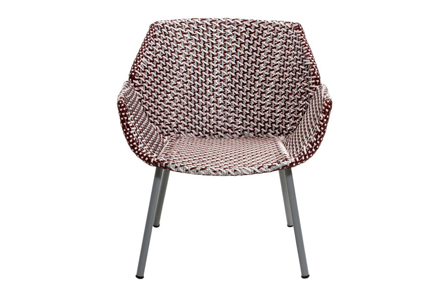 Vibe Outdoor Lounge Chair by Cane-Line, showing front view of vibe outdoor lounge chair in light grey/bordeaux/dusty rose fiber weave.